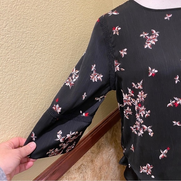 APT 9 Petite Med Black Floral Top Blouse Shirt Ruffle Hem Flowy 3/4 Sleeves - Picture 3 of 8